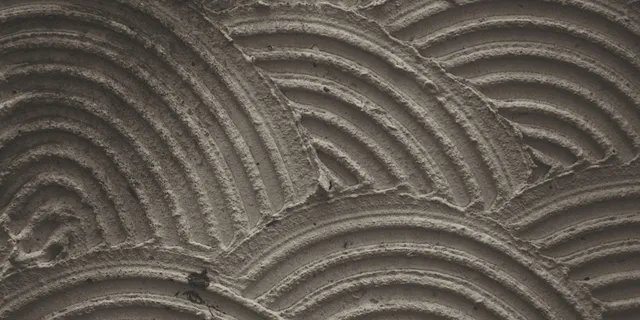 Profissional criando conteúdos com apoio de IA